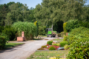 Arbeitsmaschine auf dem Friedhof