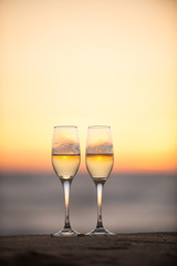 ビーチとワイングラス