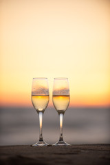 ビーチとワイングラス