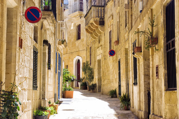 Fototapeta na wymiar Narrow Street in Senglea, Malta