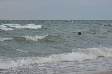 Kind schwimmend in den Wellen der Ostsee