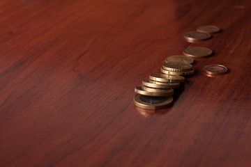 monedas sobre mesa de madera 