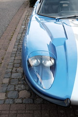 Doppelcheinwerfer mit Glasabdeckung eines Sportwagen in Blau Metallic der Sechzigerjahre und...