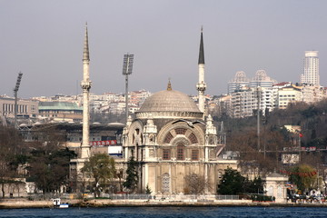 Fototapeta na wymiar mosque in Istanbul along Bosporus, Turkey 