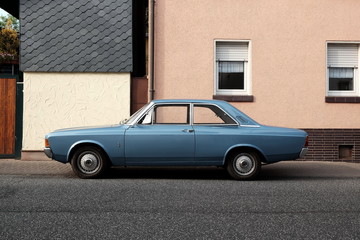Zweitürige Limousine der Sechzigerjahre und Siebzigerjahre in Blau im Sommer bei Sonnenschein in...