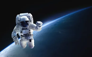 Astronaut in de ruimte boven de planeet aarde. Abstracte behang. Ruimtevaarder. Zwarte bakgrond. Elementen van deze afbeelding geleverd door NASA © dimazel
