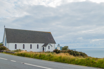 Fototapeta na wymiar Church on irish Coast Kirche an irischer Küste