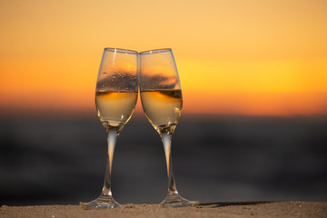 ビーチとワイングラス