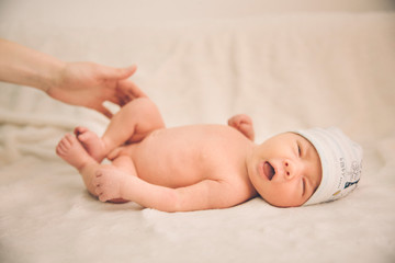 sweet photo lifestyle  newborn one month of laying nacked newborn