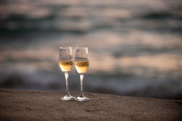 夕暮れのワイングラス