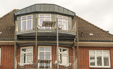 Zinkblechverkleidung einer Gaube mit Fenster und Balkon