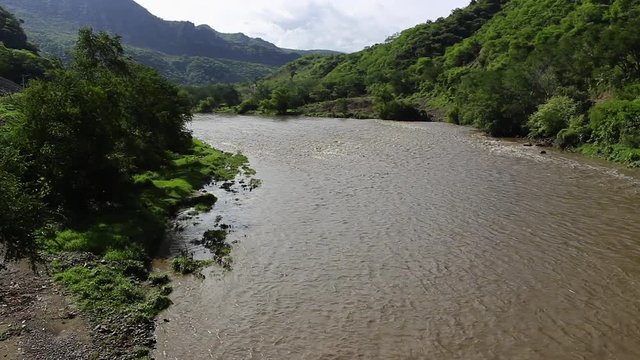 Rio entre monta&ntilde;as cerros verde corriente arboles naturaleza