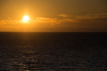静かな海の夕陽