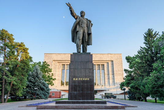 Lenin statue against sky