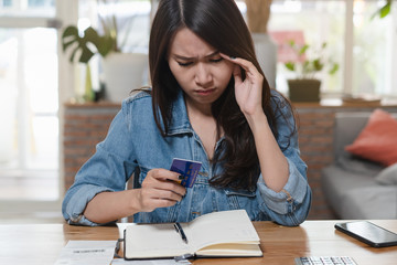 Obraz premium Person calculating expense in house.