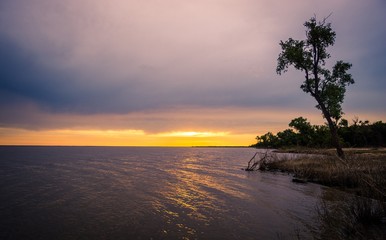 Fototapeta na wymiar sunset over a lake in oklahoma