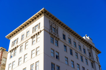 Fototapeta premium The corner of a building with a blue sky in the background