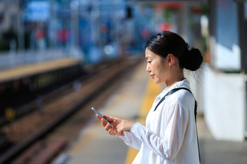 駅・スマートフォン・女性