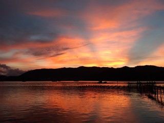 Obraz premium sunset over lake,colorful sky at sea