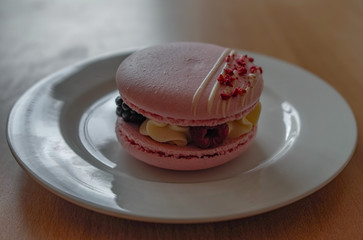 raspberry macaron cake