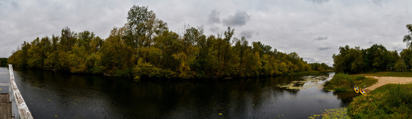 Obraz premium river in the forest in autumn panorama
