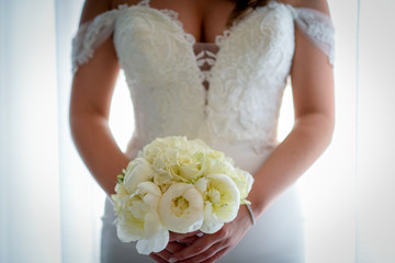 Sposa con bouquet