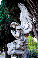 La statua di un angelo su una tomba del cimitero monumentale del Verano a Roma