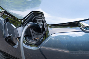 Ein Elektroauto am Ladekabel