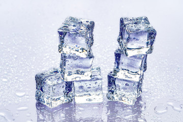 Obraz premium ice cubes on blue background