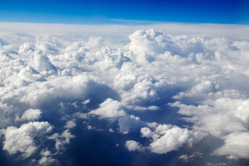 Take aerial photos of the sea of clouds on the plane.
