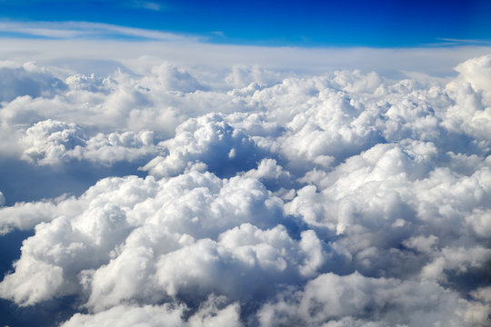Take aerial photos of the sea of clouds on the plane.