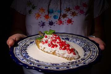 Chile en nogada platillo típico de Puebla México servido en plato de talavera