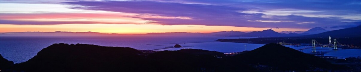 室蘭から内浦湾越しに見た夕焼けのパノラマ情景＠北海道