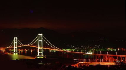 Fototapeta premium 室蘭港越しに見たライトアップされた白鳥大橋の情景＠北海道
