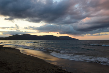 Obraz premium sonnenuntergang in georgioupolis auf kreta, griechenland