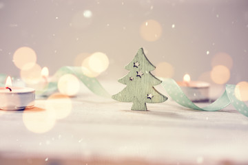 Weihnachten mit Text in blau und Türkis mit Tannenbaum aus Holz