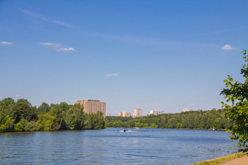 Obraz premium Beautiful sunny views of the Moscow River in the capital