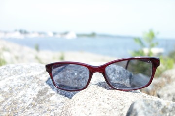Sonnenbrille am Strand
