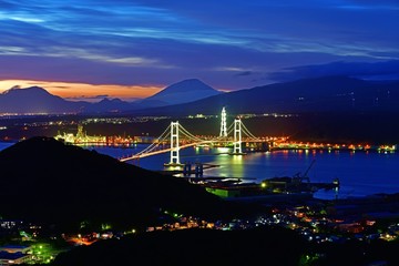室蘭港越しに見た白鳥大橋と夕焼けに染まる羊蹄山のコラボ情景＠北海道