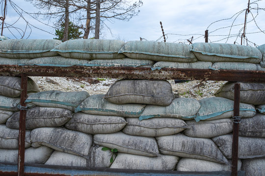 Sandsäcke in einem Schützengraben aus dem 1. Weltkrieg nahe Verdun/Frankreich