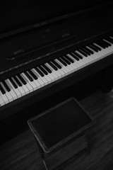 piano in black and white