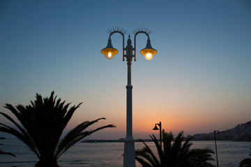 farola en el atardecer