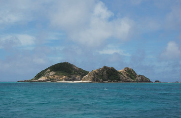 Fototapeta na wymiar エメラルドグリーンの海と白い砂浜の島