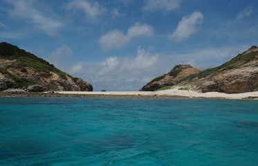 Fototapeta na wymiar エメラルドグリーンの海と白い砂浜の島