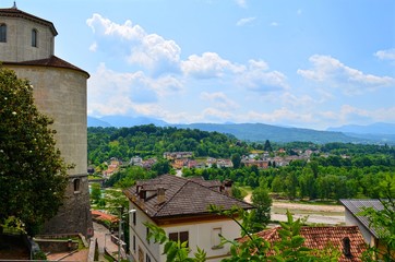 Obraz premium panoramic view of houses, forest and mountains