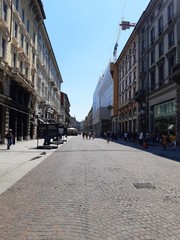 Fototapeta na wymiar walking around Milan