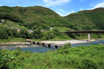Fototapeta premium 四万十川と中半家沈下橋
