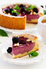 Blueberry cheesecake without baking, with blueberries and blackberries.