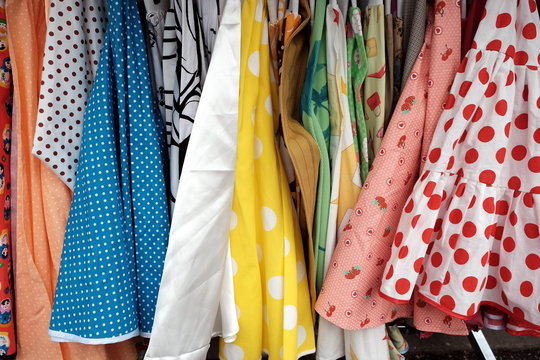 Nostalgische bunte Second Hand Kleider mit P&uuml;nktchenmuster im Stil der Mode der F&uuml;nfzigerjahre im Sommer auf dem Flohmarkt bei den Golden Oldies in Wettenberg Krofdorf-Gleiberg bei Gie&szlig;en in Hessen