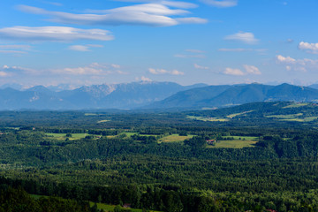 Fototapeta na wymiar Blick vom Peißenberg auf die Alpen